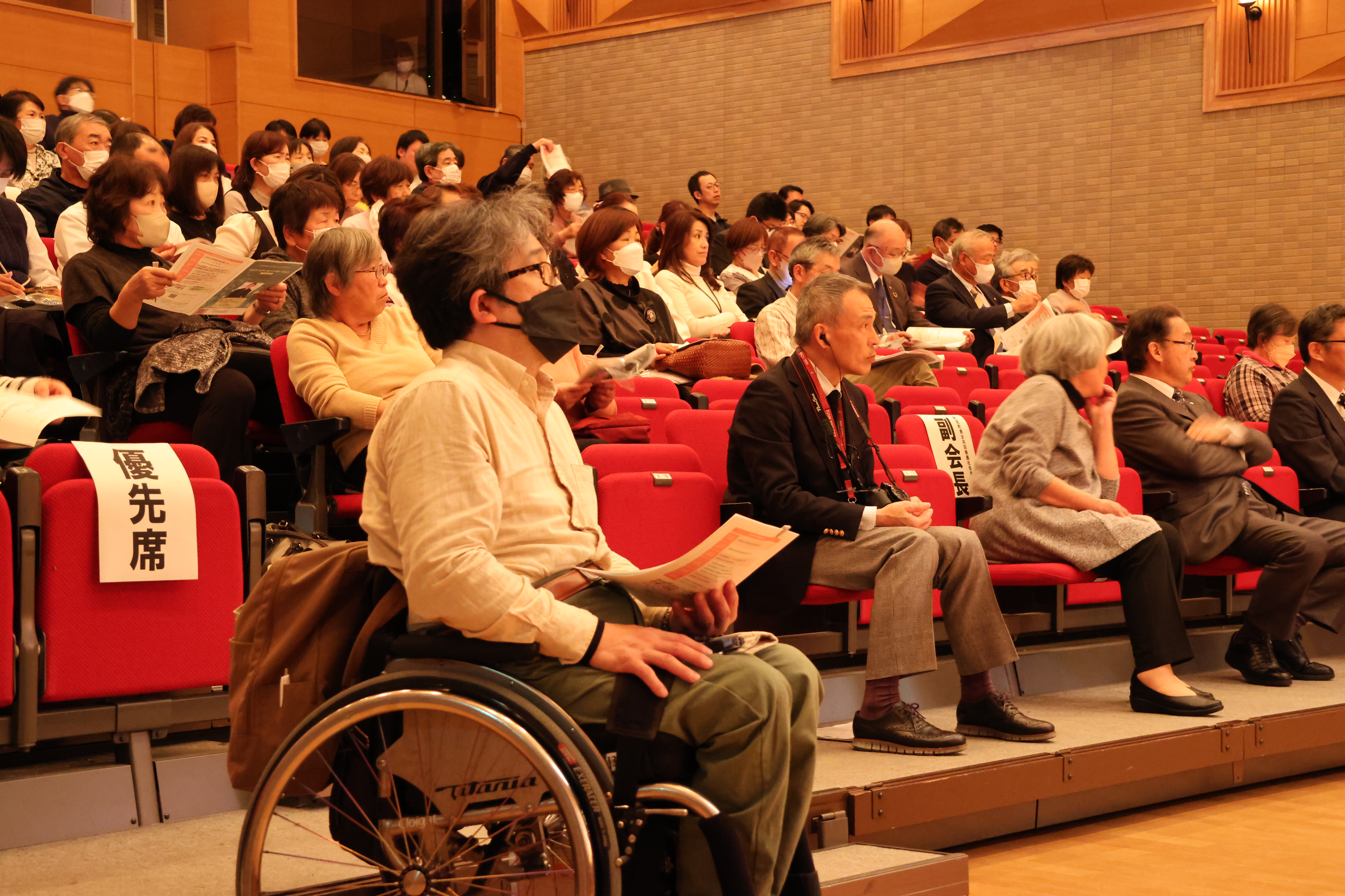 【画像】 講演に聞き入る参加者